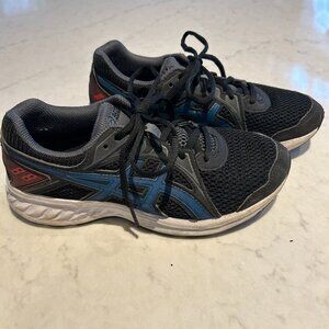 Boys ASICS running shoes - size 4